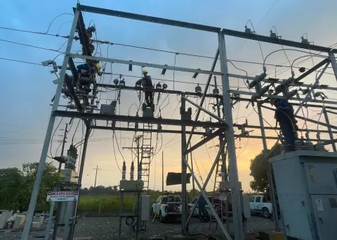 Trabajadores de CNEL ejecutan trabajos.