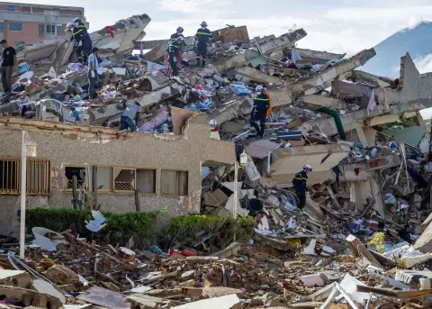 Rescatistas de Vietnam realizan labores de b�squeda de sobrevivientes a los terremotos, este martes en Catia La mar, La Guaira (Venezuela).