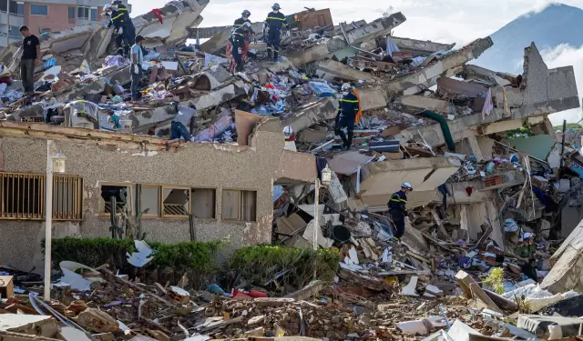 Rescatistas de Vietnam realizan labores de b�squeda de sobrevivientes a los terremotos, este martes en Catia La mar, La Guaira (Venezuela).