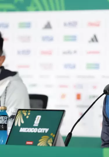 El seleccionador de Ecuador Sebasti�n Beccacece (d) en una rueda de prensa en Ciudad de M�xico, el 29 de junio de 2026.