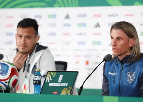 El seleccionador de Ecuador Sebasti�n Beccacece (d) en una rueda de prensa en Ciudad de M�xico, el 29 de junio de 2026.