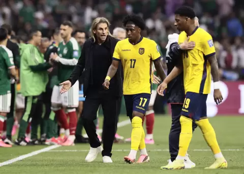 El seleccionador de Ecuador, Sebasti�n Beccacece, habla con Angelo Preciado (c) durante el partido contra M�xico, el 30 de junio de 2026.