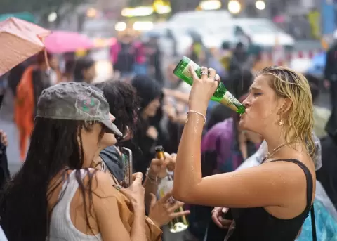 Venta de licor cerca de las universidades.