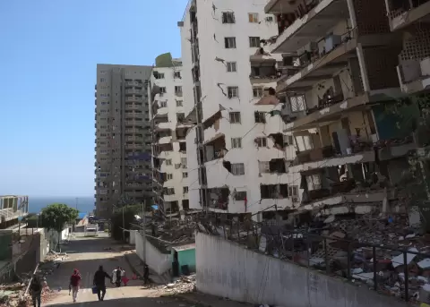 Fotograf�a que muestra edificios afectados por el doble terremoto de magnitudes 7,2 y 7,5, en La Guaira (Venezuela).