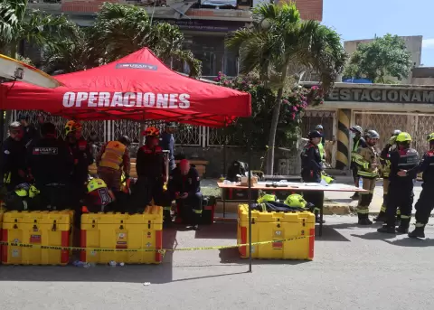 Rescatistas de Chile trabajando en Catia La Mar, La Guaira, para sacar a Hern�n Gil, un venezolano que llevaba una semana bajo los escombros.
