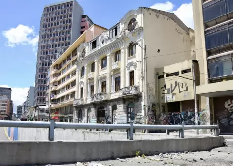 Edificios en mal estado abundan en Quito.