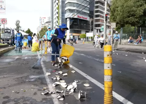 Trabajadores de Emaseo limpian la Av. Amazonas, en el norte de Quito, durante un evento deportivo.