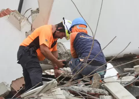 Operativo de b�squeda de un menor de 9 a�os tras los terremotos en Venezuela, este 03 de julio en Caraballeda, La Guaira.