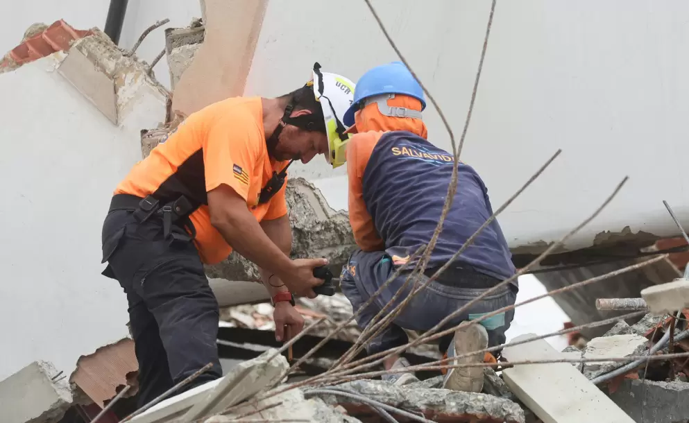 Rescatistas despliegan drones y perros para evaluar el rescate de un ni�o en Venezuela