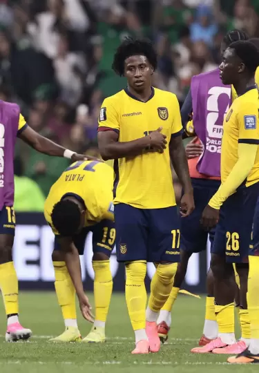 Jugadores de Ecuador lamentan la eliminaci�n de su pa�s en diesiseisavos del Mundial.