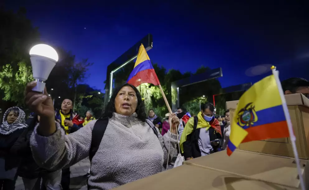 'Marcha de las antorchas' en Quito a favor de la revocatoria del mandato de Daniel Noboa