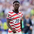 La FIFA suspende la sanción por tarjeta roja a Balogun y podrá jugar contra Bélgica