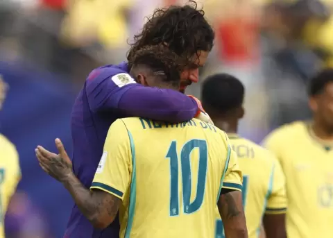 El brasile�o Neymar es consolado por el portero Alisson tras la eliminaci�n de Brasil en el Mundial 2026.