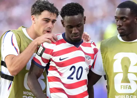 Folarin Balogun al ser expulsado en el partido de los dieciseisavos de final del Mundial 2026 entre Estados Unidos y Bosnia Herzegovina.