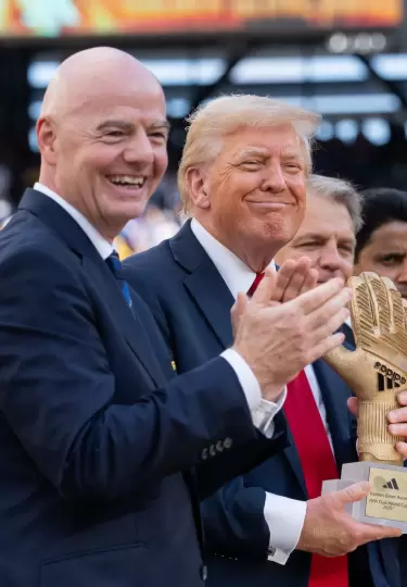 Gianni Infantino, presidente de la FIFA, junto al mandatario estadounidense, Donald Trump.
