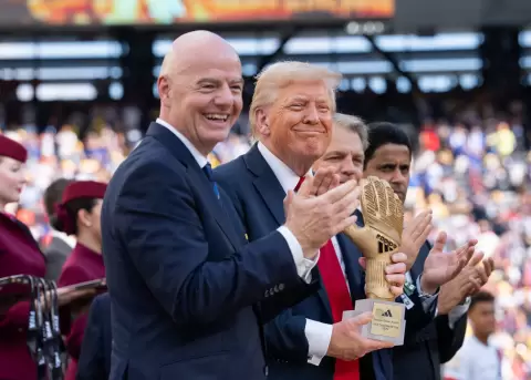 Gianni Infantino, presidente de la FIFA, junto al mandatario estadounidense, Donald Trump.