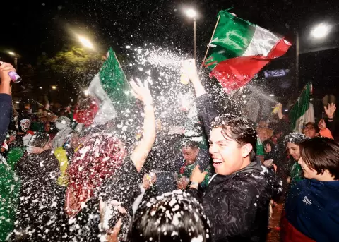 Aficionados de M�xico celebran en Toluca el triunfo sobre Ecuador, el 30 de junio de 2026.