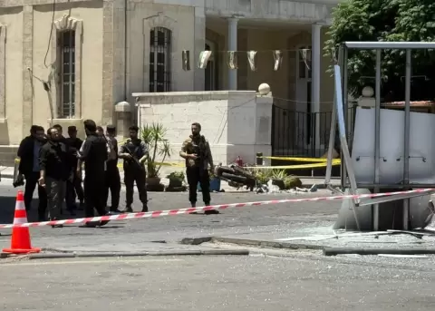 Resto de uno de los veh�culos que explot� el 7 de julio de 2026 en la ciudad de Damasco, Siria.