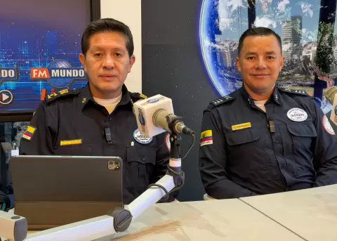 Los bomberos de Quito rescataron a un menor de edad y a una persona de la tercera edad en Venezuela.
