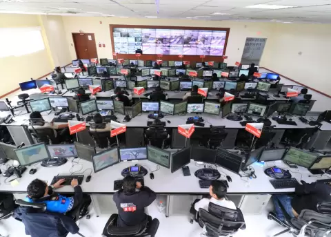 Sala de videovigilancia del ECU 911 en Quito.