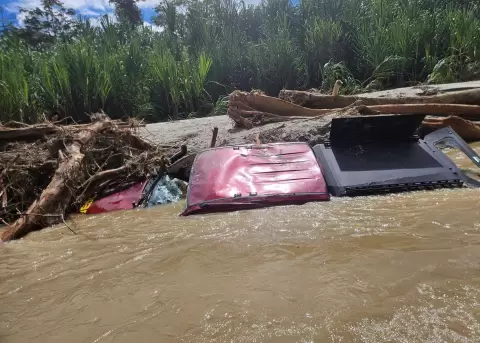 Una camioneta sepultada tras el aluvi�n en Zamora Chinchipe.