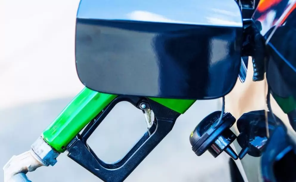 Gobierno ajusta precios de combustibles: reducci�n 