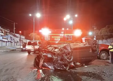 Un veh�culo qued� volcado sobre la calzada tras un choque en la Av. Galo Plaza Lasso, en el norte de Quito, este 10 de julio de 2026.