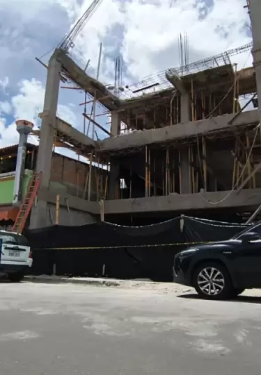 Una construcci�n colapsada en Tumbaco, en el oriente de Quito.