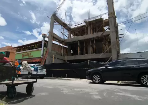 Una construcci�n colapsada en Tumbaco, en el oriente de Quito.