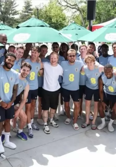 Ed Sheeran comparti� un agradable momento con los jugadores de Inglaterra.