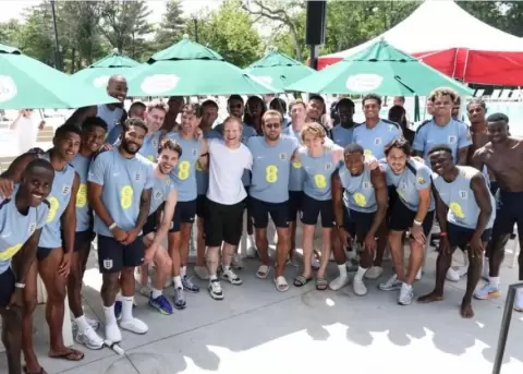 Ed Sheeran comparti� un agradable momento con los jugadores de Inglaterra.