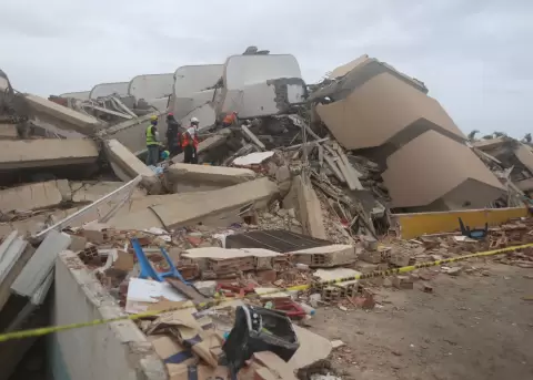 Voluntarios participan en labores de b�squeda y rescate en Venezuela.