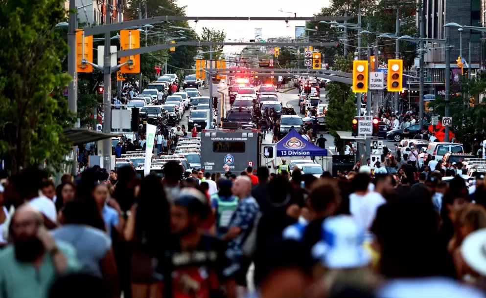 Tiroteo masivo en el mayor festival callejero latino de Toronto deja dos muertos