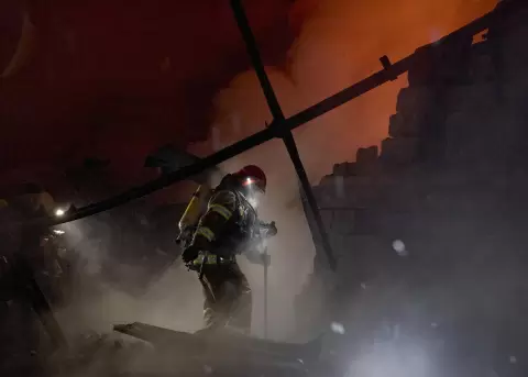 Servicios de emergencia en el lugar de un ataque con dron en J�rkov, Ucrania.