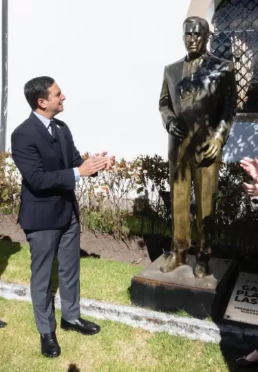 Develan estatua de Galo Plaza Lasso en la Academia Diplom�tica en Quito.