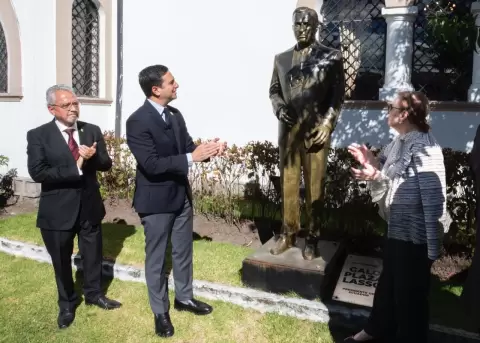 Develan estatua de Galo Plaza Lasso en la Academia Diplom�tica en Quito.