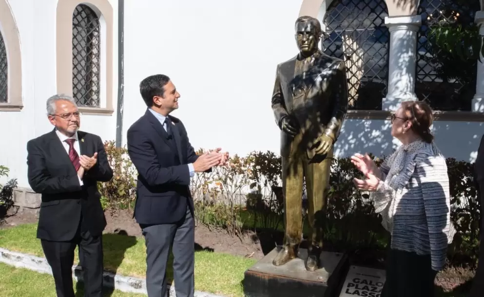 Canciller devela estatua de Galo Plaza Lasso en la Academia Diplom�tica ubicada en Quito
