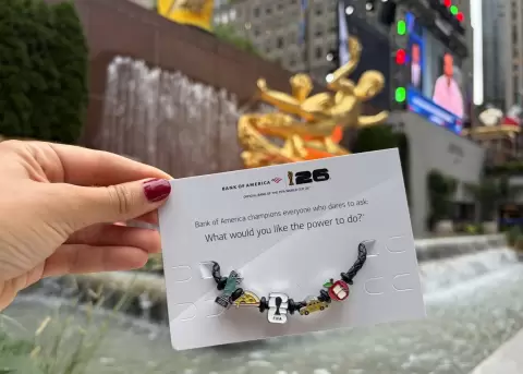�Pagar�as 450 d�lares por un pedazo de c�sped o har�as fila 12 horas por una pulsera gratis?
