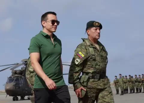 El presidente Daniel Noboa durante una entrega de aeronaves al Ej�rcito Ecuatoriano.