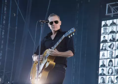 Bryan Adams lleva su m�sica y recuerdos a la radio.