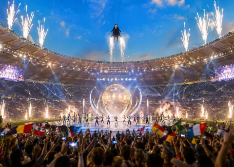 Shakira, Justin Bieber y estrellas convierten la final en espect�culo.