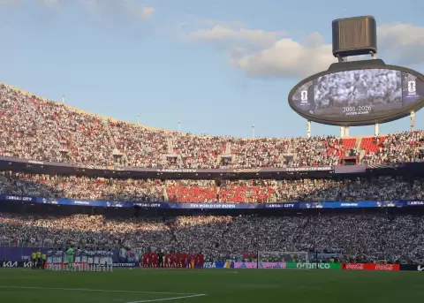 Jugadores de Argentina y de Suiza guardan un minuto de silencio el 11 de julio de 2026, por la muerte del sudafricano Jayden Adams.