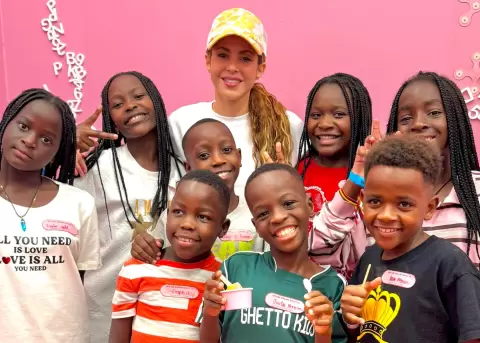 Shakira comparte escenario mundialista con bailarines infantiles de Uganda.