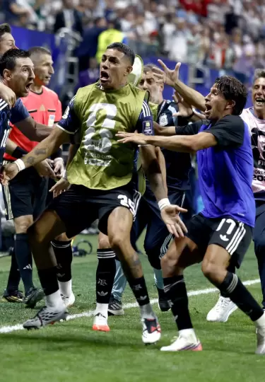 Lionel Messi (i) es felicitado por sus compa�eros de Argentina tras el triunfo en semifinales ante Inglaterra con un gol ag�nico de Lautaro Mart�nez.