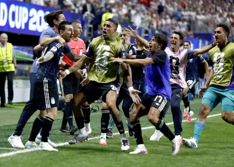 Lionel Messi (i) es felicitado por sus compa�eros de Argentina tras el triunfo en semifinales ante Inglaterra con un gol ag�nico de Lautaro Mart�nez.
