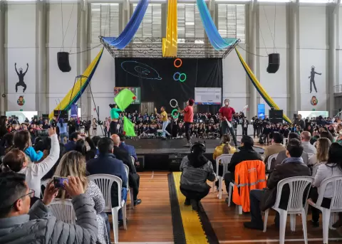 Entrega de carnets estudiantiles en Quito.