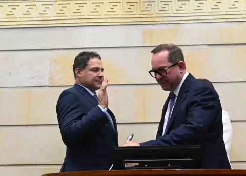 Juramento de Honorio Henr�quez, presidente del Senado colombiano.