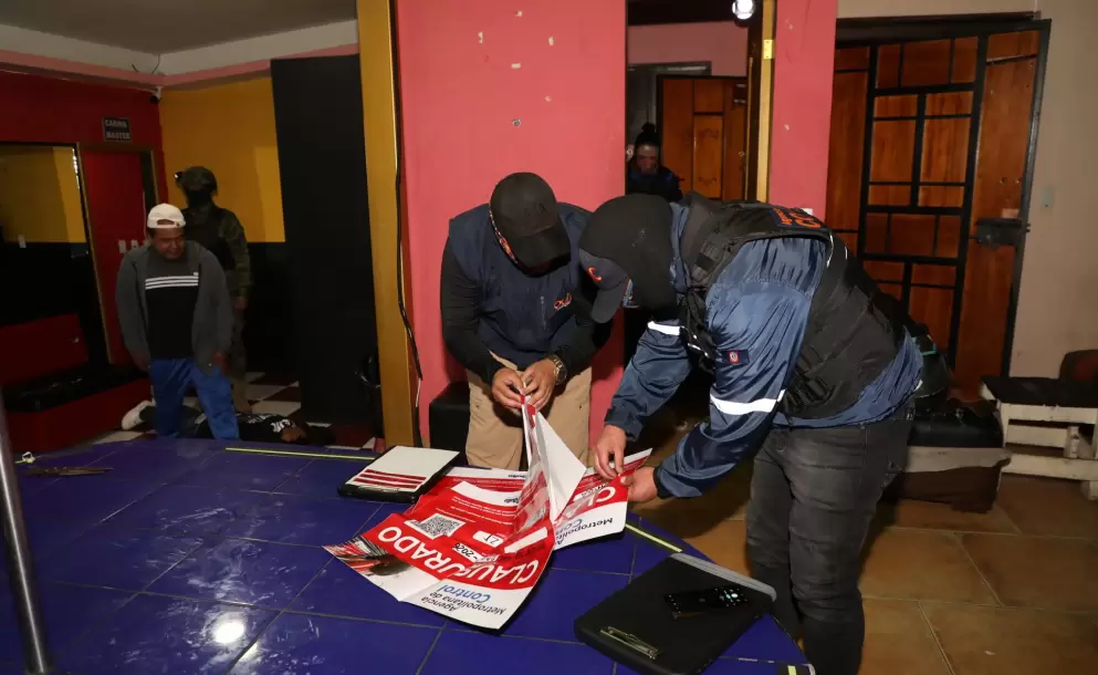 Cinco locales clausurados dejaron 39 inspecciones en Quito: cigarrillos de contrabando y licor sin registro sanitario fueron incautados