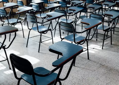Imagen referencial de un sal�n de clases vac�o.