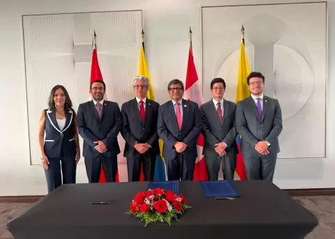Delegaciones de Ecuador y Canad� suscriben el acuerdo comercial en Ottawa.